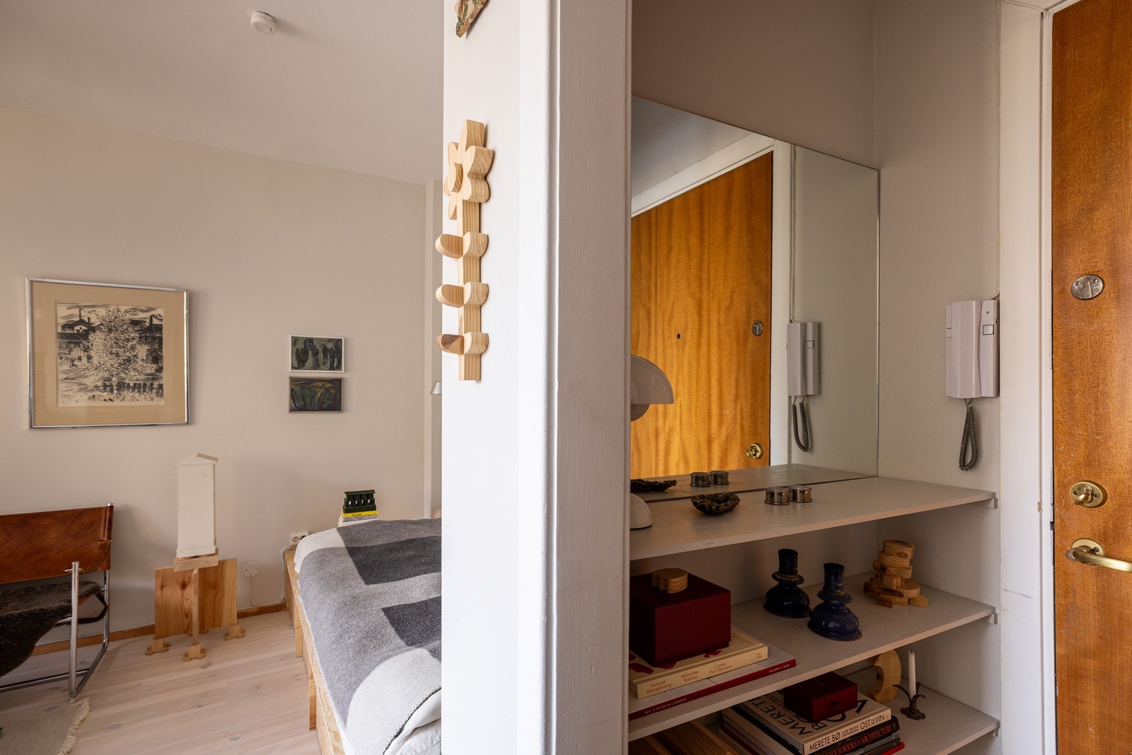 Du møtes av en lys og arealeffektiv entré med gjennomtenkte løsninger. Galleribilde