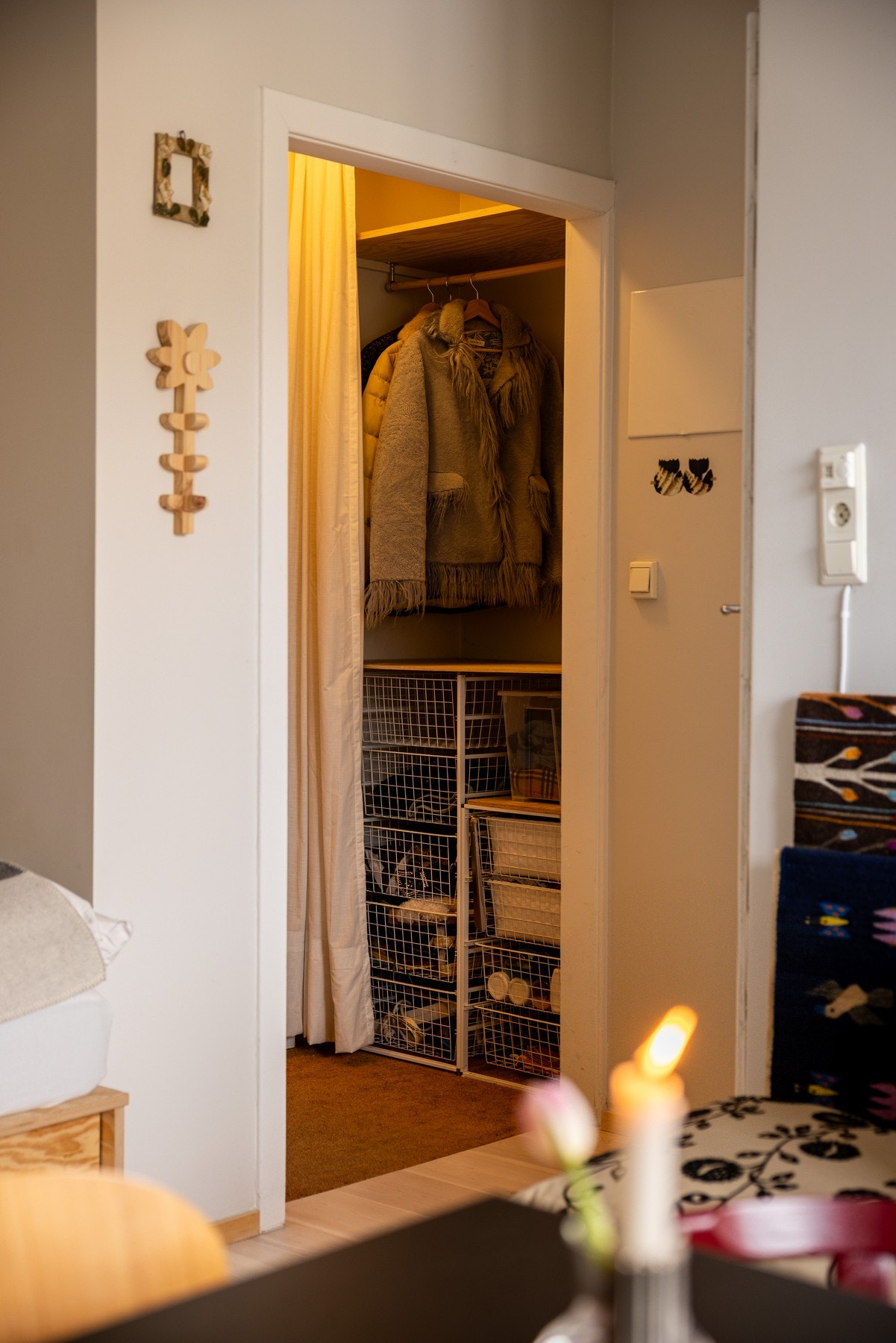 Legg gjerne merke til det praktiske valget med stor innfelt dørmatte av sisal. Galleribilde