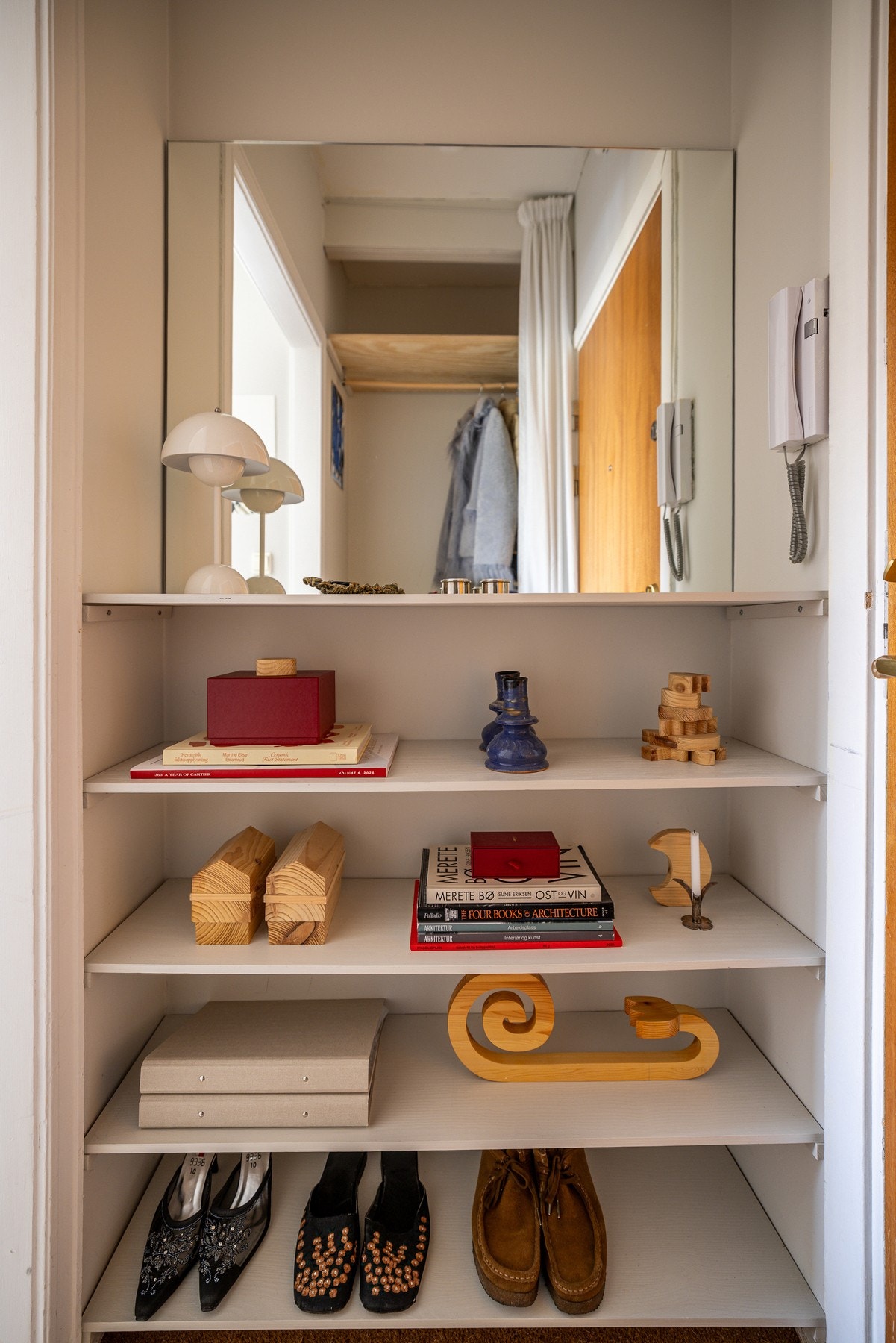 Den plassbygde garderobeløsningen (på begge sider av ytterdøren) gir rikelig med plass til alt fra sko og yttertøy til feks støvsuger og sengetøy. Galleribilde