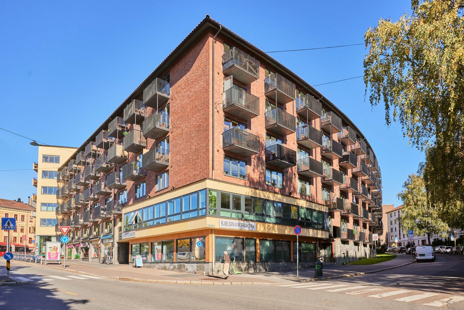 Beliggenheten er helt topp - midt på Sagene med kort vei til butikker, kaféer, restauranter og et veldig godt kollektivtilbud. Galleribilde