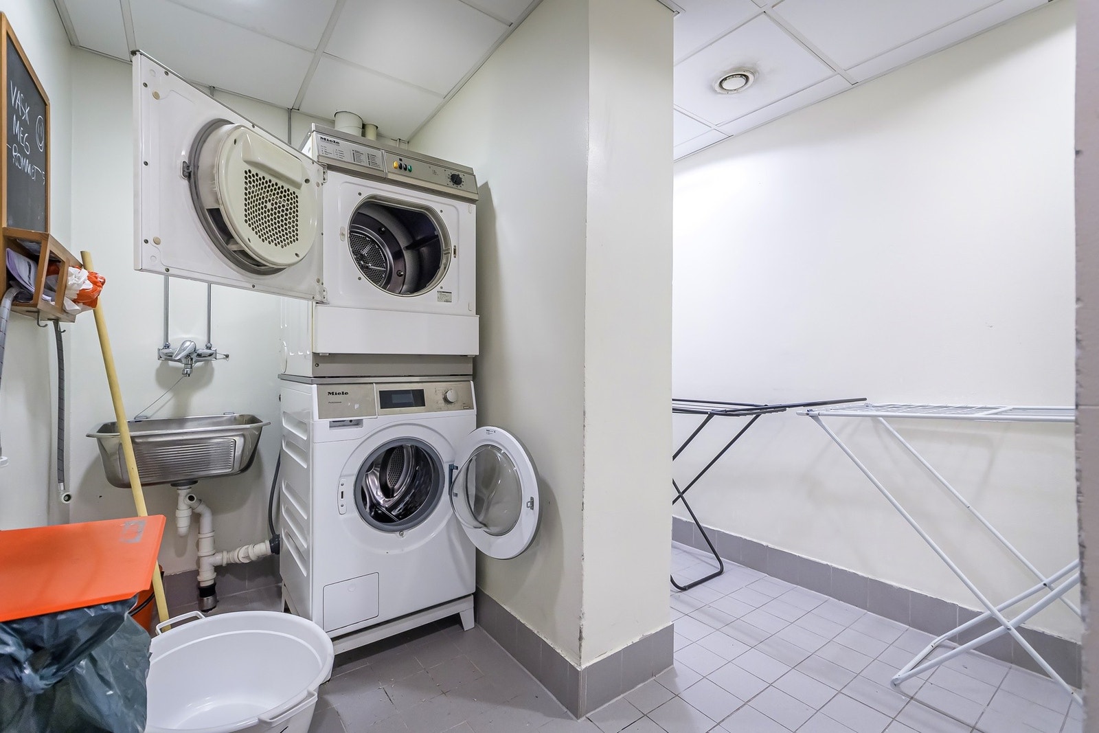 Vaskemaskin er ikke inne i leiligheten, men gratis fellesvaskeri ligger rett ved - det er fellesvaskerier i hver etasje til fri benyttelse for borettslagets beboere. Galleribilde