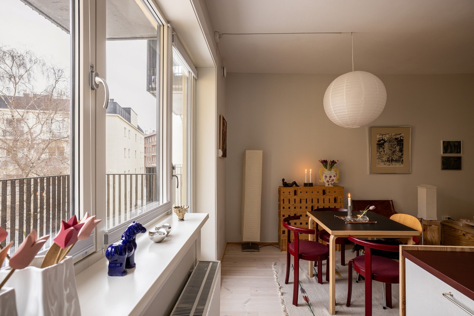 Store nordvestvendte vindusflater slipper inn rikelig med dagslys, og de dype karmene er perfekte for grønne planter eller personlig dekor. Galleribilde