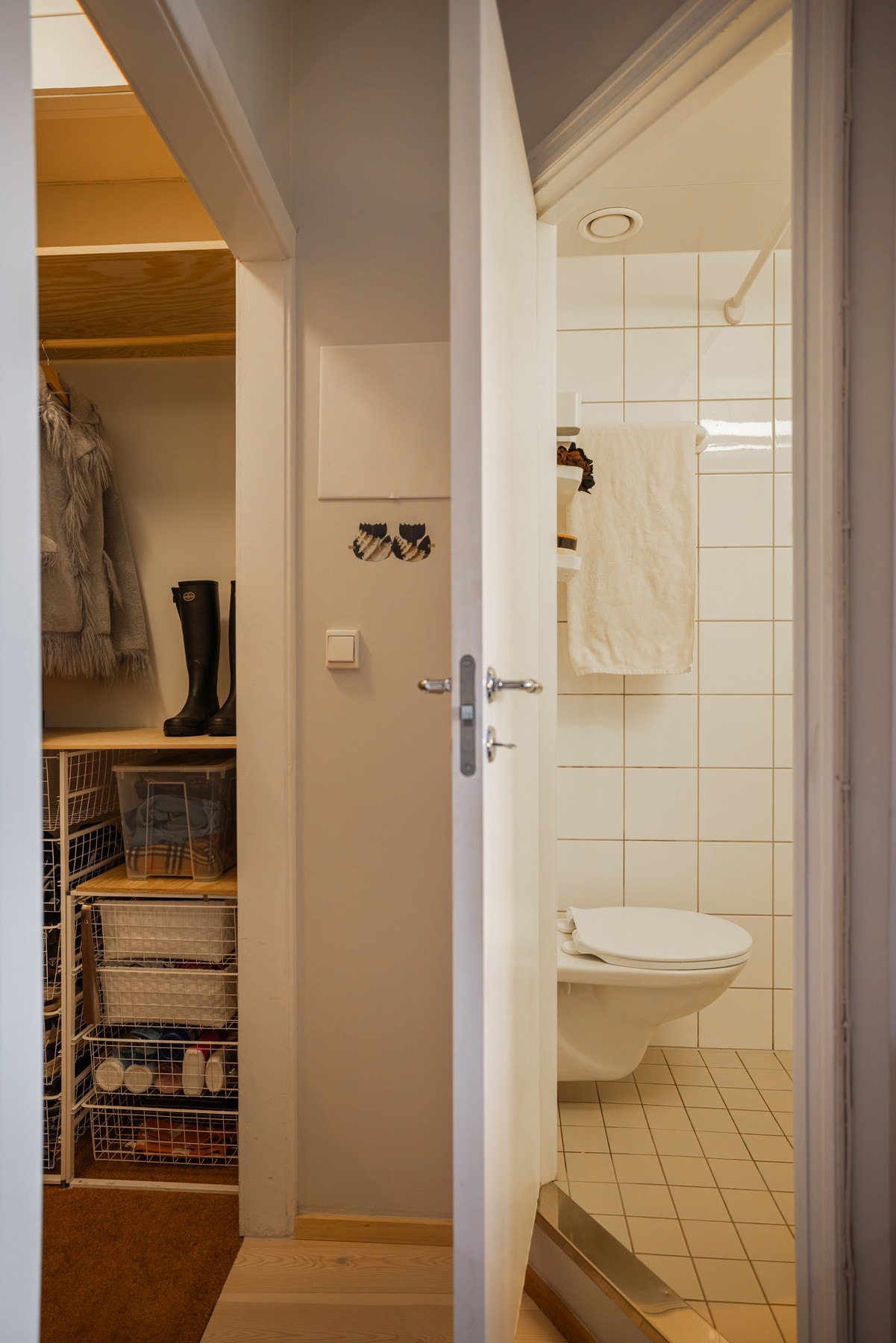 Baderommet er pent og praktisk flislagt, rehabilitert av borettslaget i 2001. Galleribilde