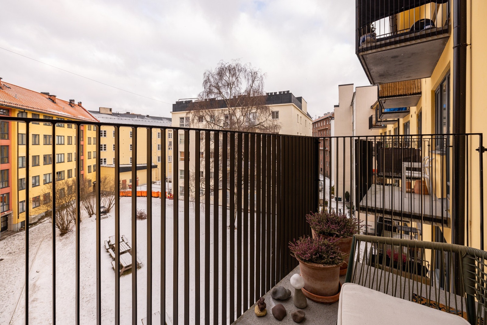 Balkongen er den perfekte plassen for å nyte ettermiddagssolen eller finne litt ro utendørs. Galleribilde