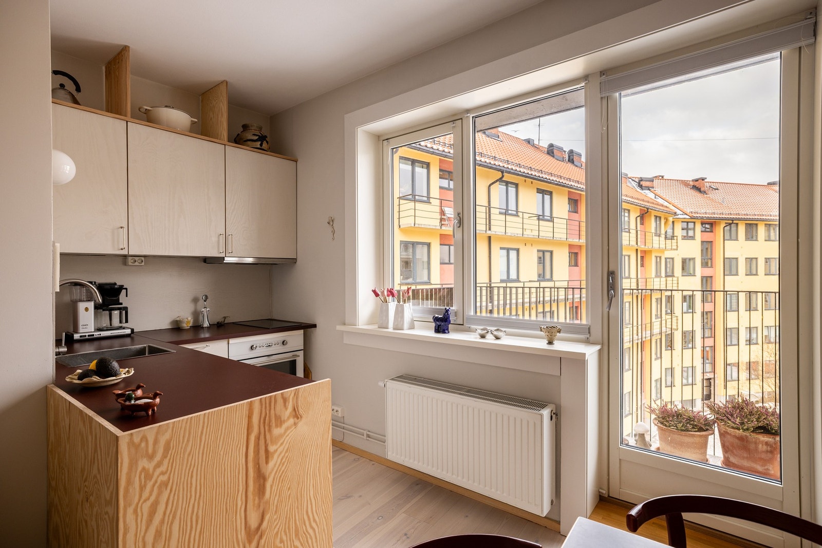 Kjøkkenet ligger i åpen løsning mot stuen - fint for deg som liker å ha kontakt med rommet og gjestene mens du lager mat. Galleribilde