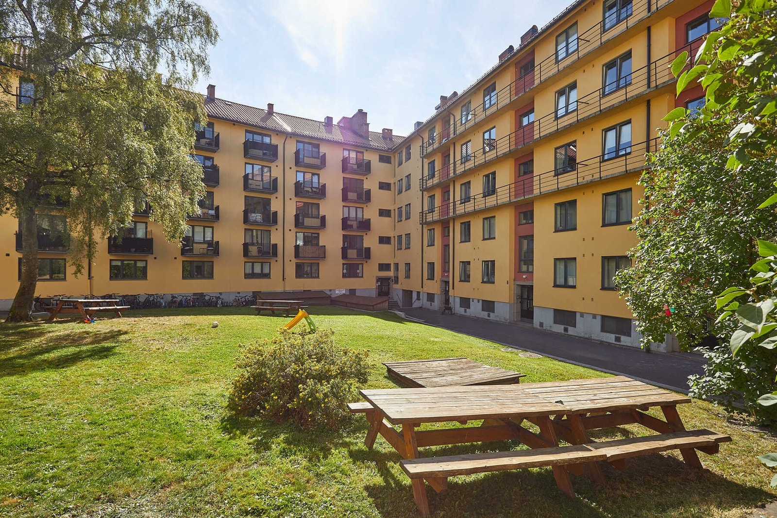 Veldig hyggelige og frodige fellesarealer med plen og felles sittegrupper med grillmuligheter. Galleribilde