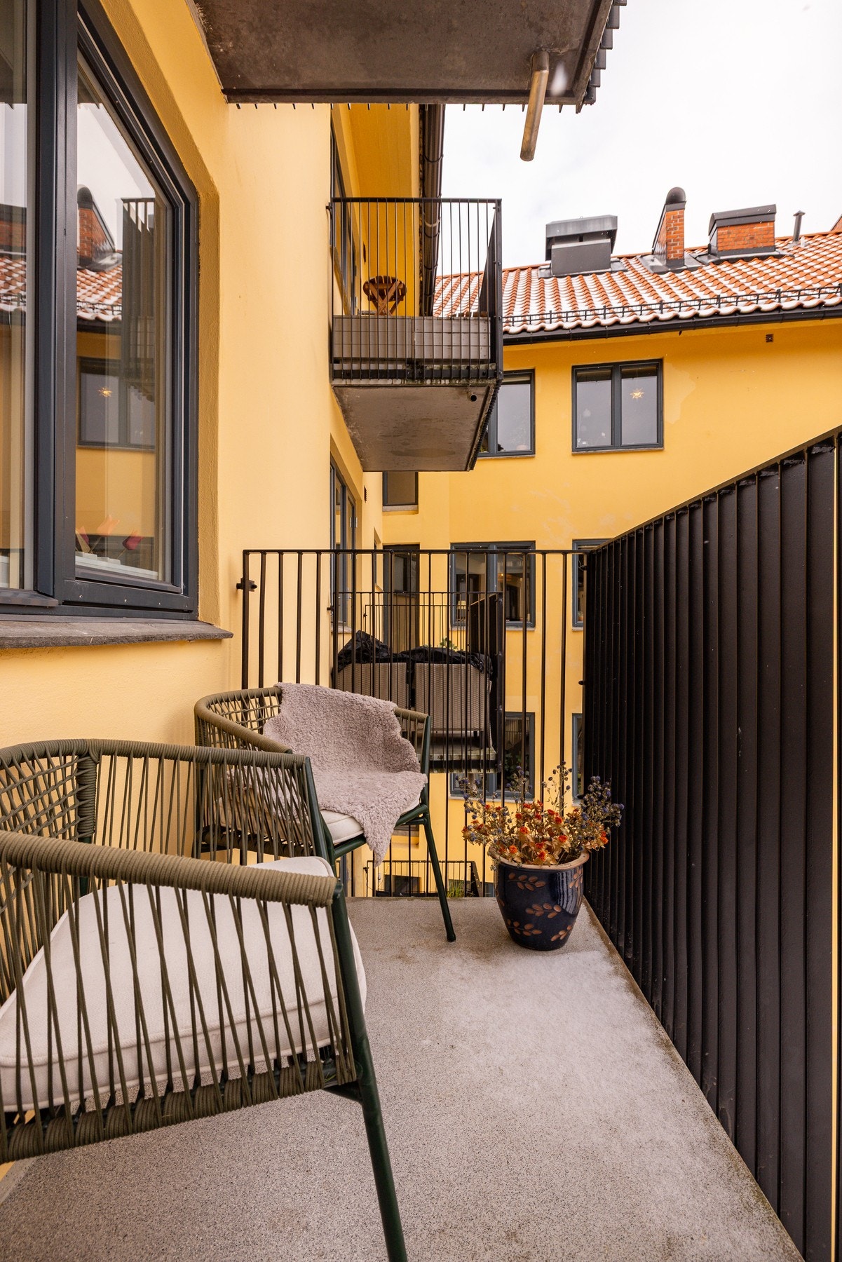 Rett ut fra stuen venter en nordvestvendt balkong på ca. 3 m², nyoppført i 2018 ). Galleribilde