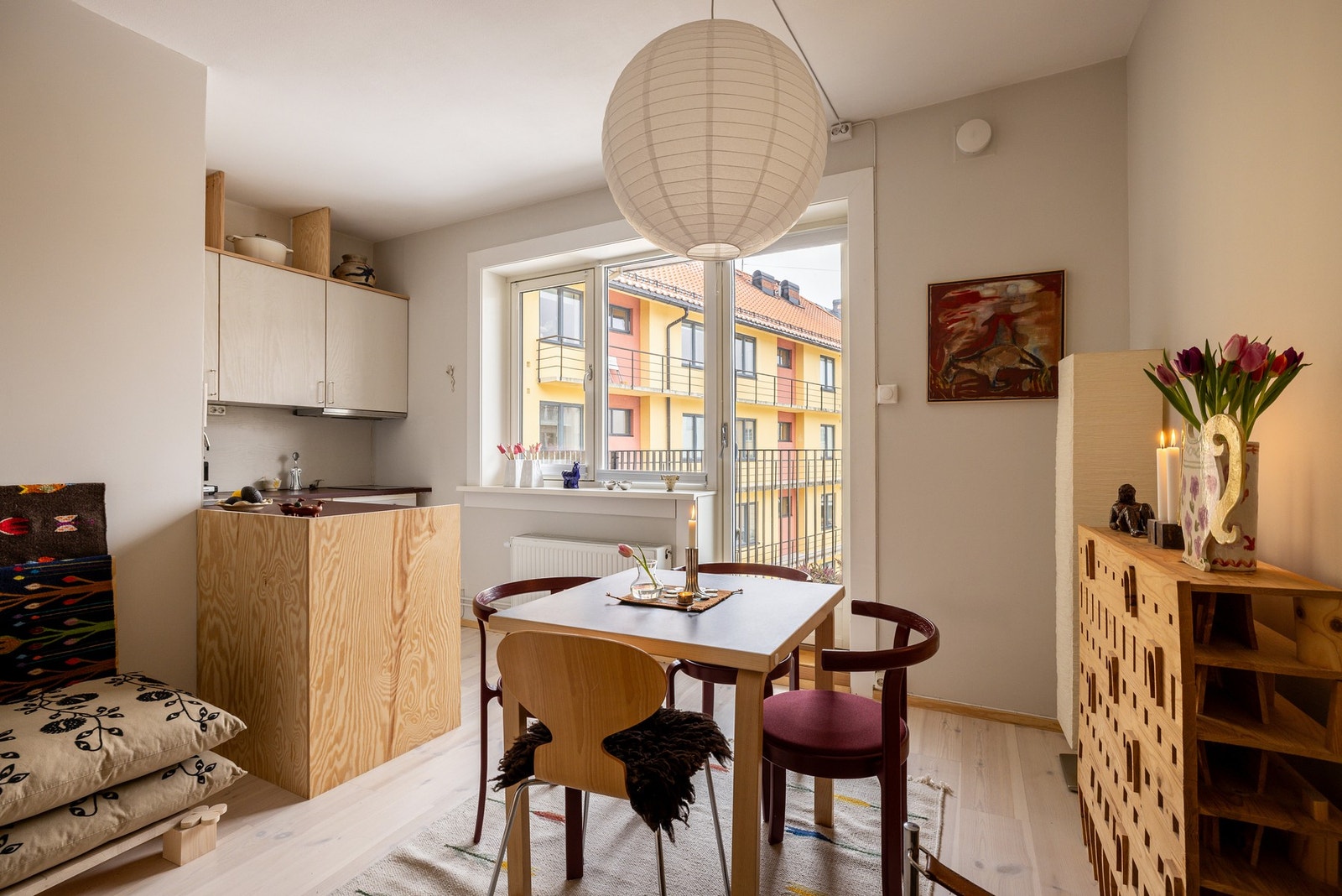 Vinduene ble byttet ut i 2018 i regi av borettslaget i forbindelse med oppføring av balkongene. Galleribilde