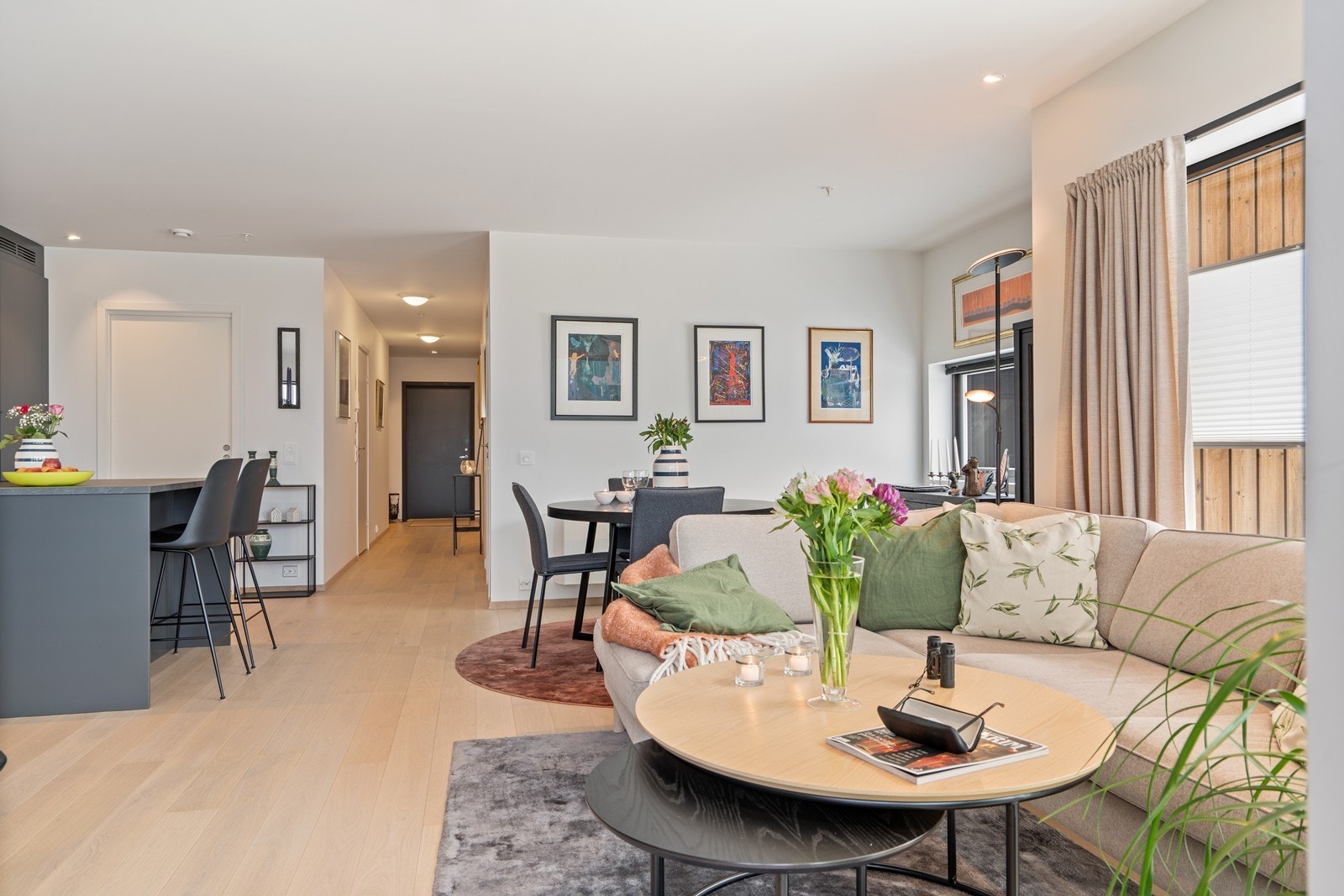 Stuen lar seg enkelt innrede med både sofagruppe, TV-møbel og spisebord. Galleribilde