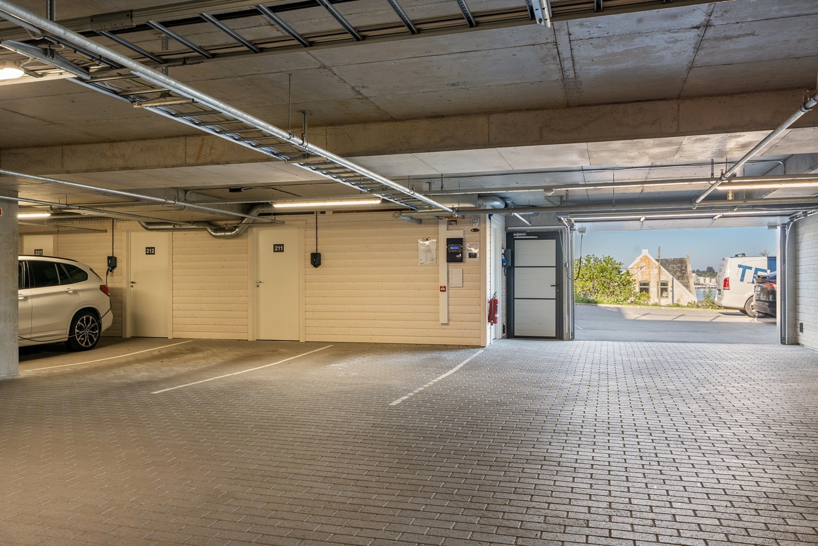 Det medfølger fast garasjeplass, samt ekstern bod i felles garasjeanlegg. Galleribilde