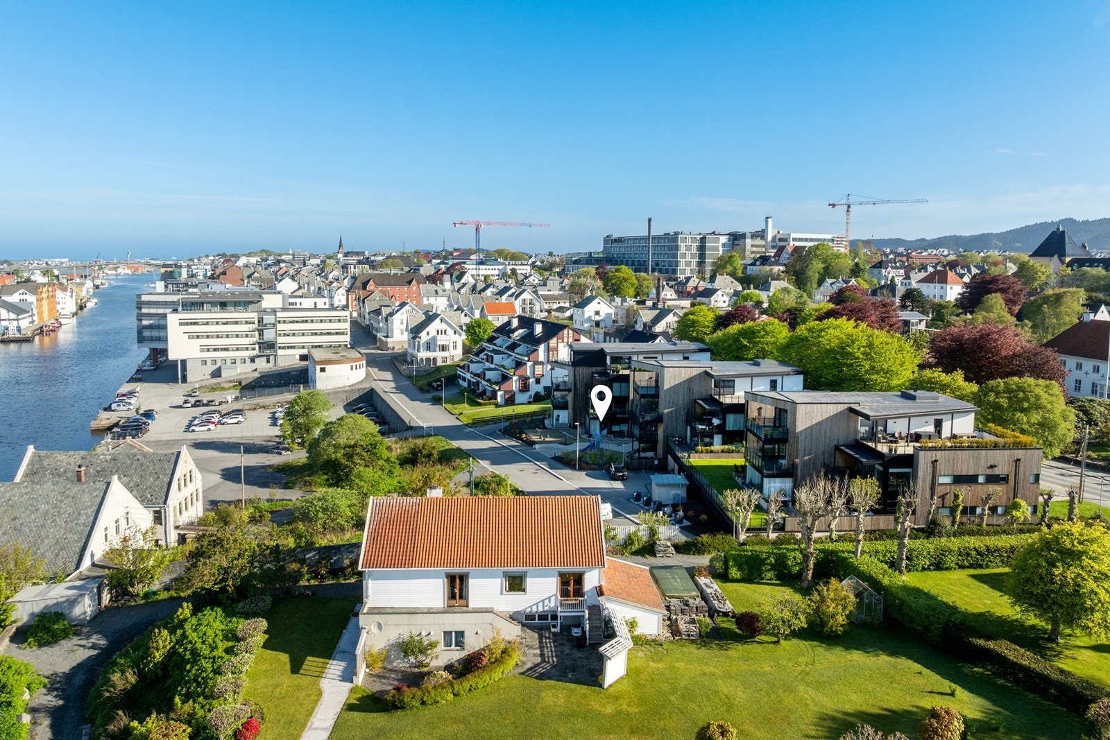 Det er også kort vei til Haugesund Sykehus, Festiviteten og Lillesund Skole. Galleribilde