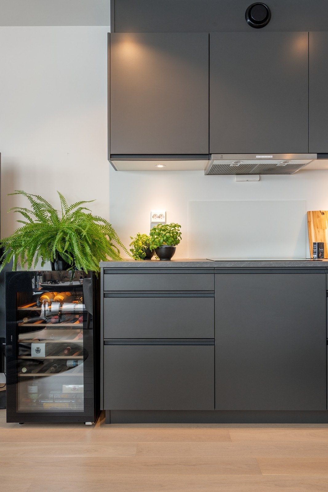 Her er rikelig med skap- og benkeplass for matlaging og oppbevaring. Galleribilde