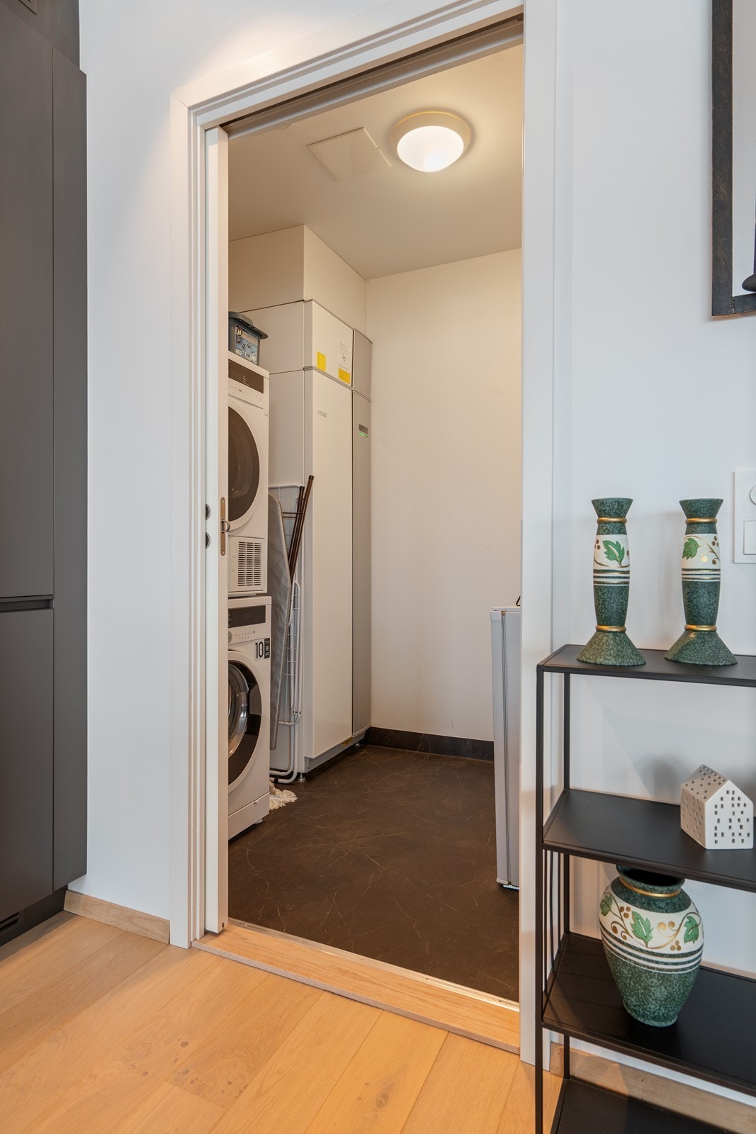 Like ved kjøkkenet ligger et praktisk vaskerom med opplegg for vaskemaskin og tørketrommel. God oppbevaringsplass i dette rommet. Galleribilde