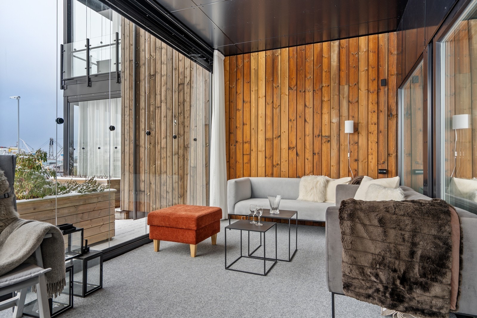 Fra stuen er det utgang til en deilig vestvendt, innglasset balkong på ca.18 kvm som kan nytes store deler av året. Galleribilde