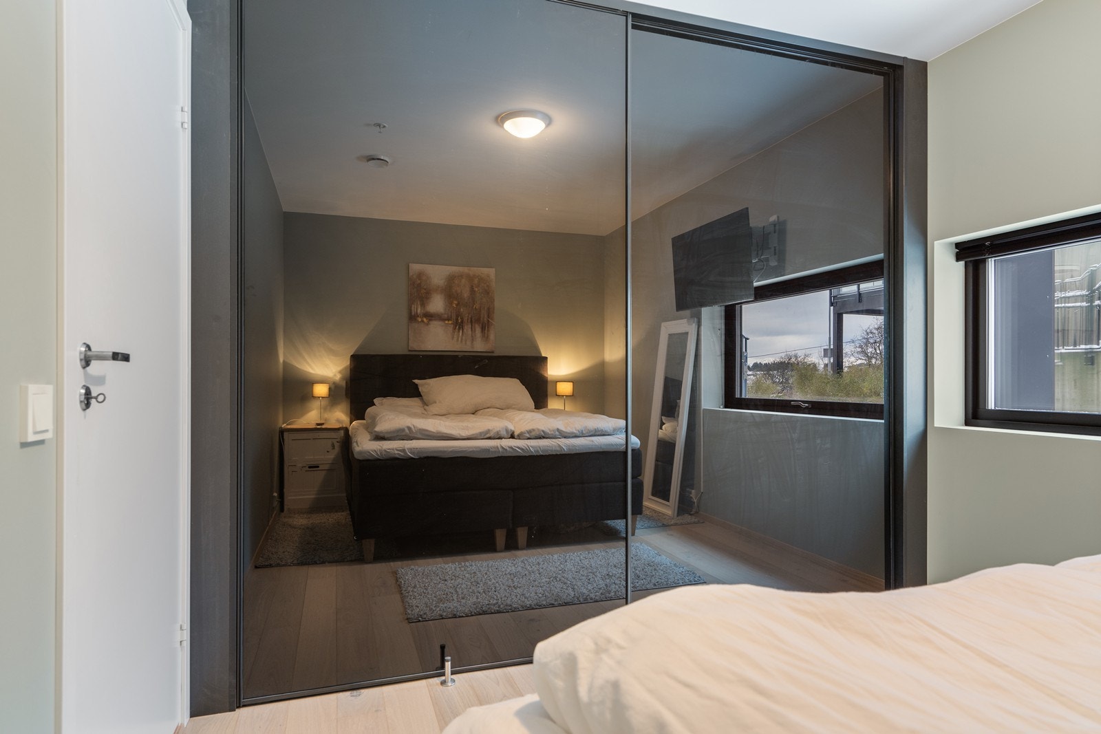 Det er utstyrt med en stor skyvedørsgarderobe. Galleribilde