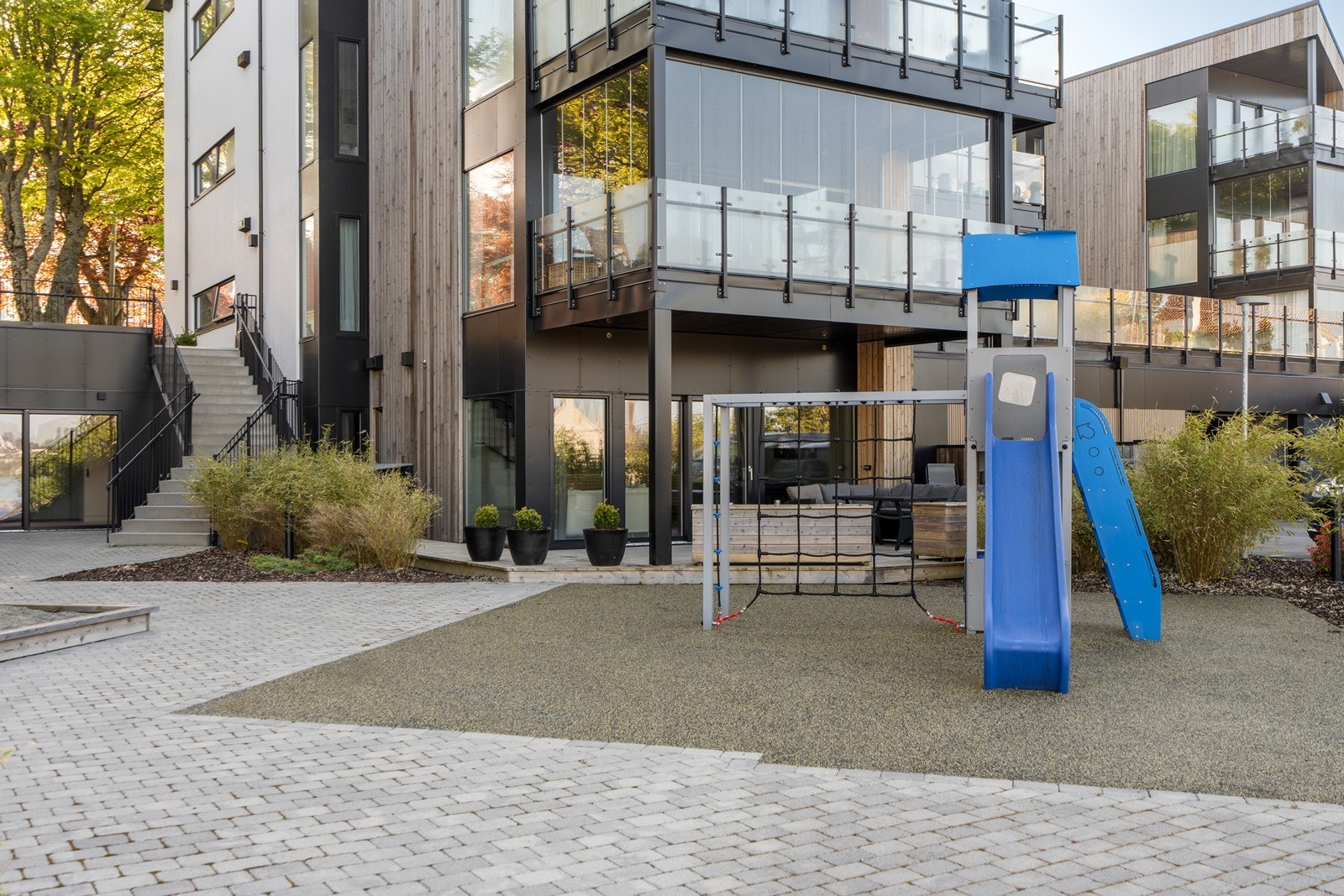 Borettslagets uteområder er flott opparbeidet med internveier, lekeplass og beplantning. Galleribilde