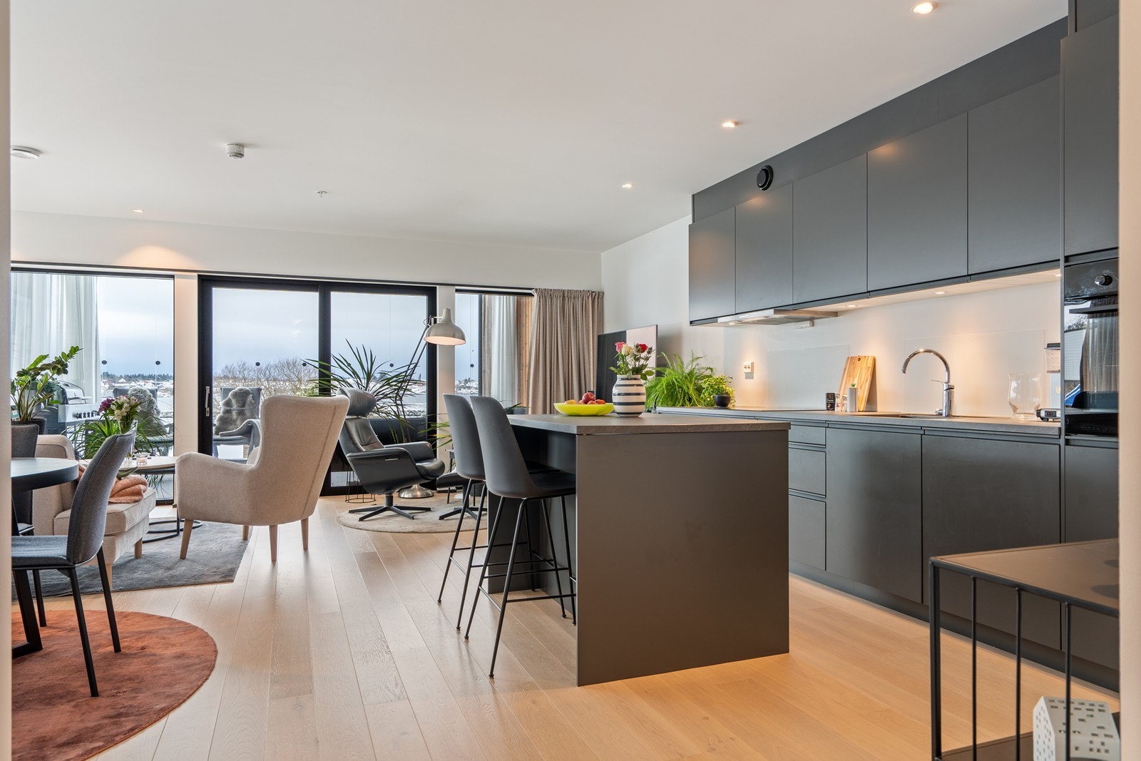 Leiligheten har åpen stue- og kjøkkenløsning, noe som gir en god luftighet og flyt i rommet. Galleribilde