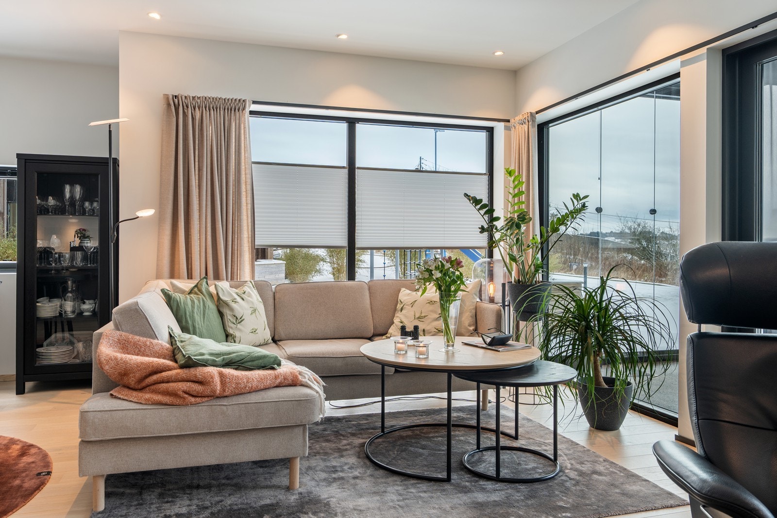 Store vindusflater gir rikelig med lysinnslipp og en luftig atmosfære, i tillegg til flott utsikt. Galleribilde