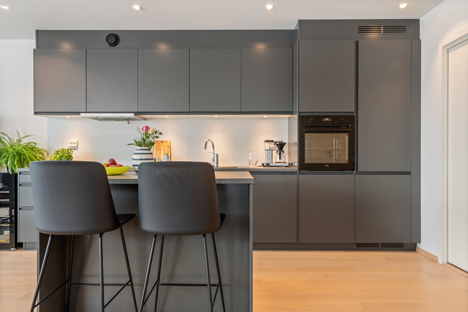 Kjøkkenet er velutstyrt med integrerte hvitevarer. Galleribilde