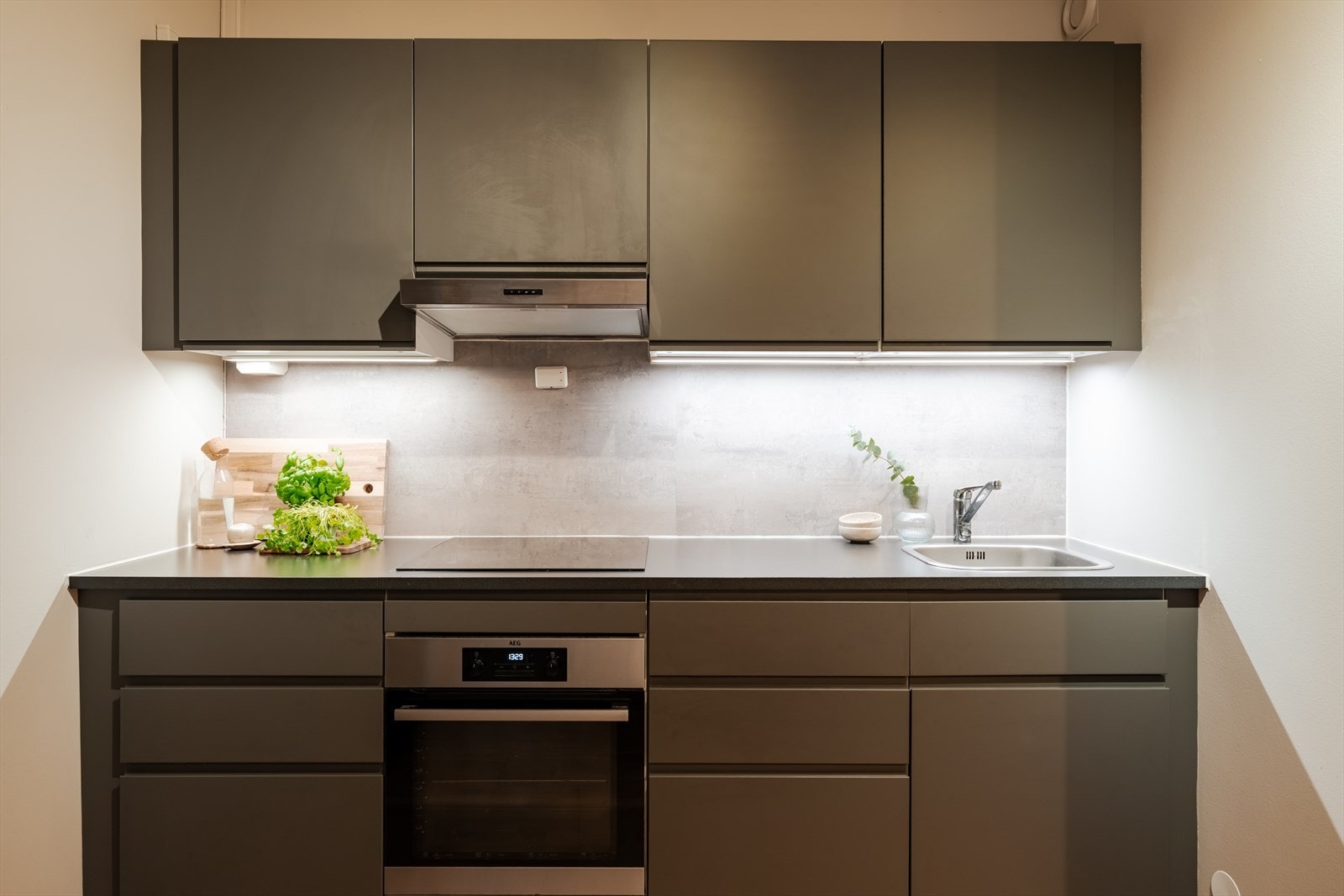 Kjøkkenet byr på godt med benk -og skapplass Galleribilde