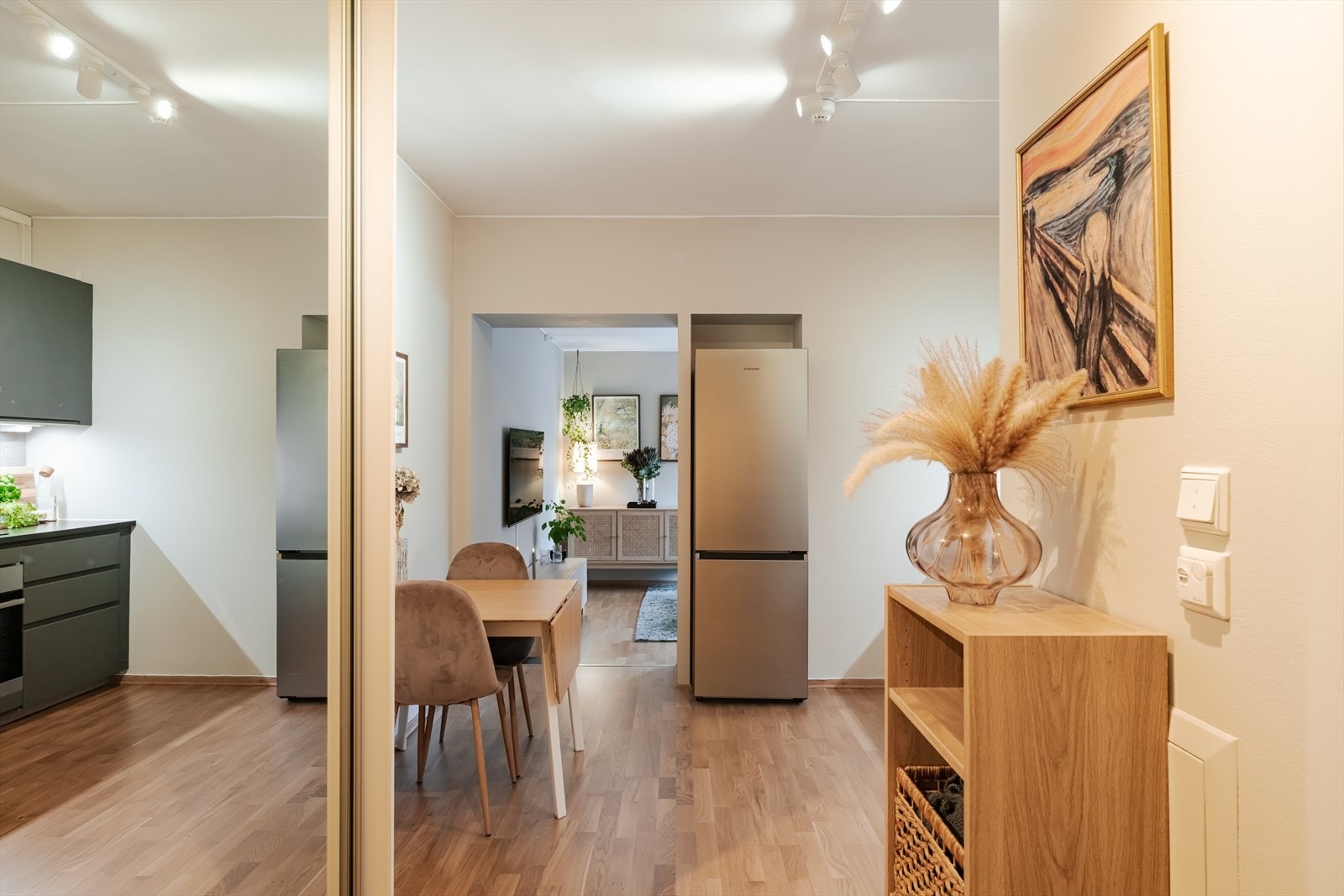Entréen gir et godt førsteinntrykk av boligen og har en naturlig overgang til kjøkken og øvrige rom Galleribilde