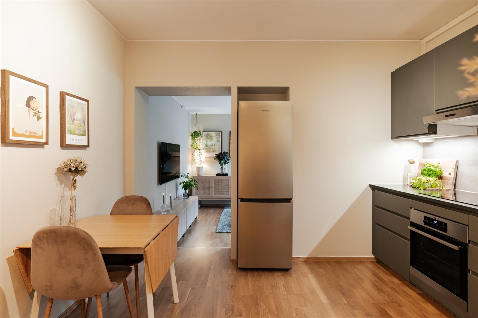 Pent kjøkken fra 2022 med god plass til spisebord Galleribilde