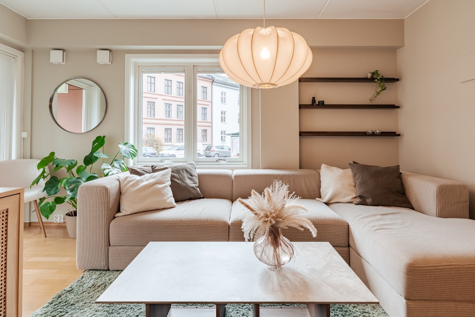 Lys stue hvor det er god plass til sofagruppe og TV-møblement Galleribilde