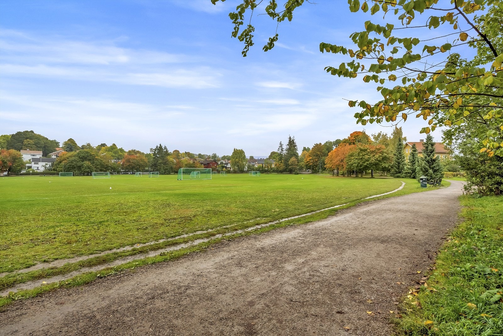 Det er kort vei til naturskjønne Voldsløkka, som byr på store og flotte grøntområder Galleribilde