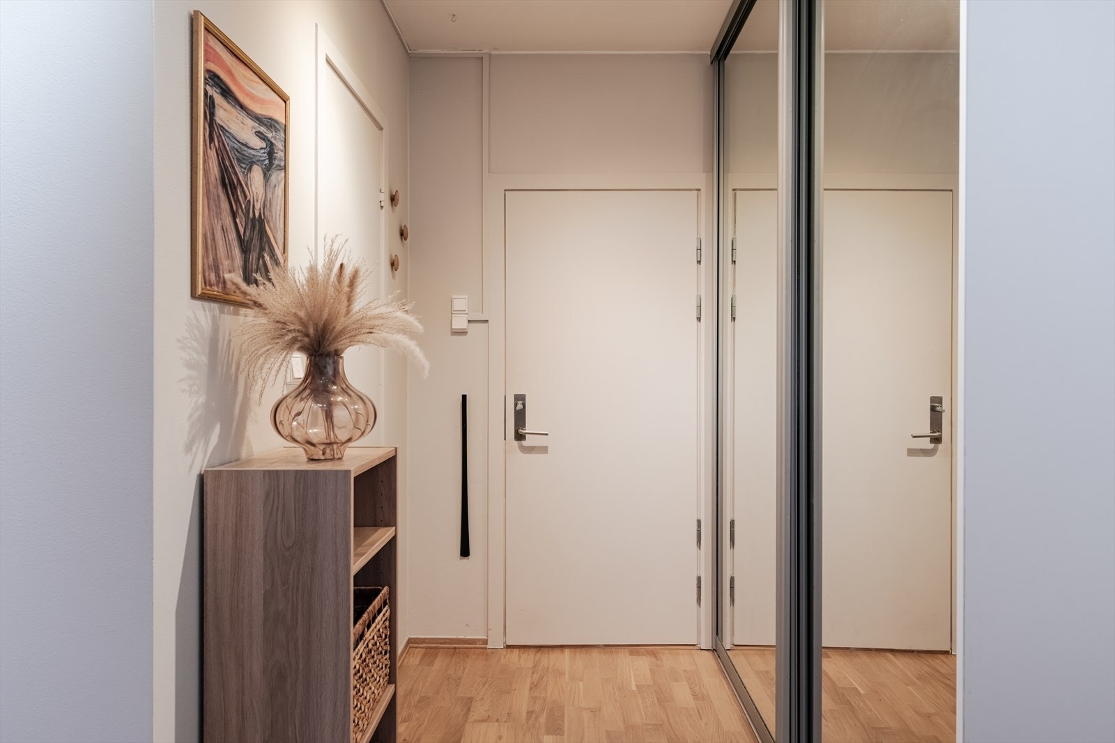 Velkommen inn - her er det god plass til ytterklær og sko i tilhørende skyvedørsgarderobe Galleribilde