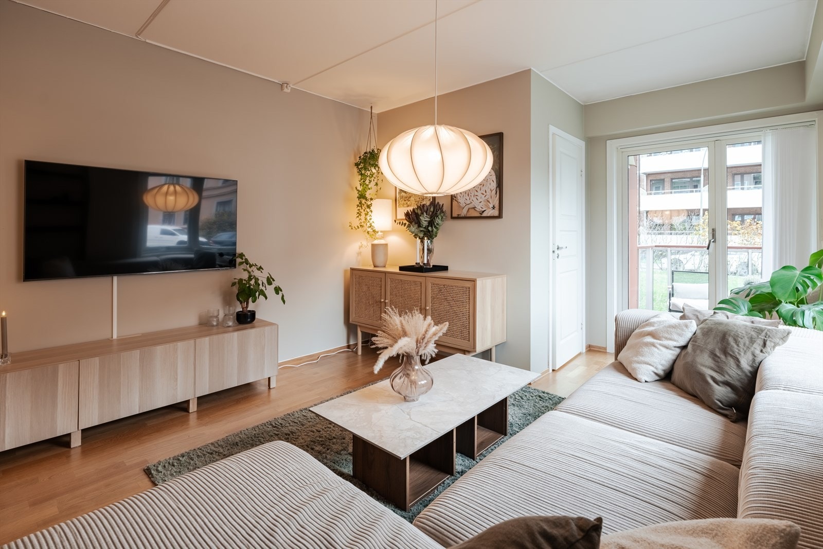 Leiligheten holder en god standard med kjøkken fra 2022 og bad fra 2012 Galleribilde