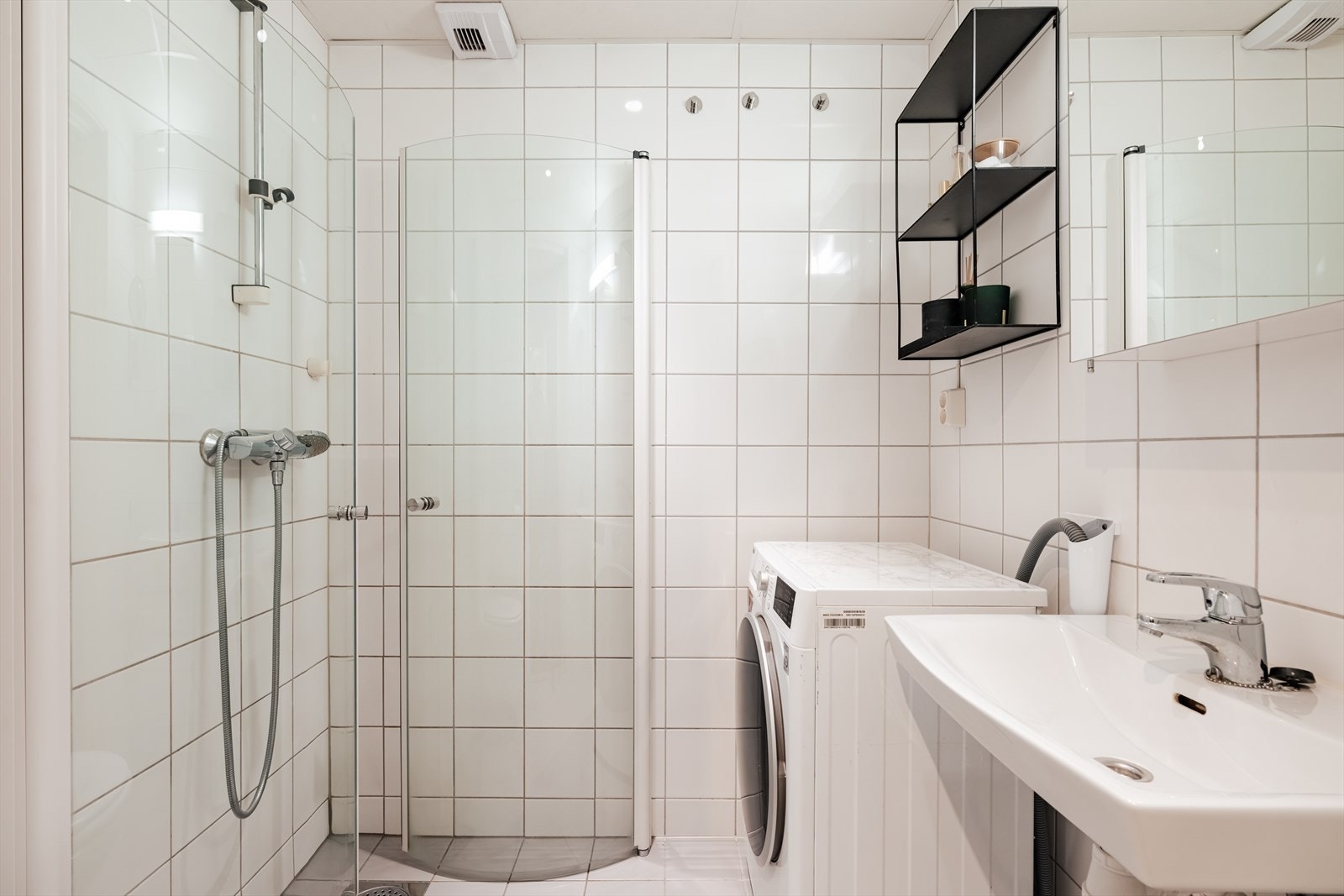 Flislagt bad med elektrisk gulvvarme og downlights i tak. Galleribilde