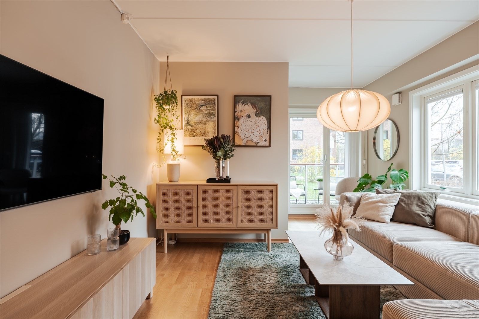 Her bor du sentralt, men tilbaketrukket og med gangavstand til Nydalen, Handelshøyskolen BI, hyggelige spisesteder, Storo Storsenter og flotte turstier langs Akerselva. Galleribilde