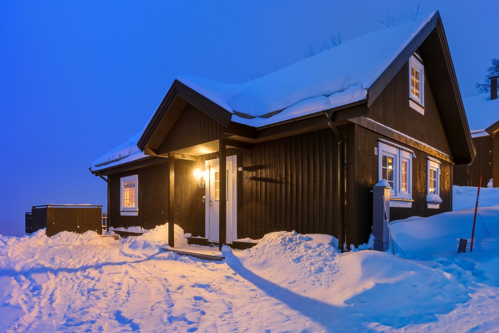 Bilveg helt frem og parkering på egen tomt. Hyggelig overbygget inngangsparti - velkommen inn! Galleribilde