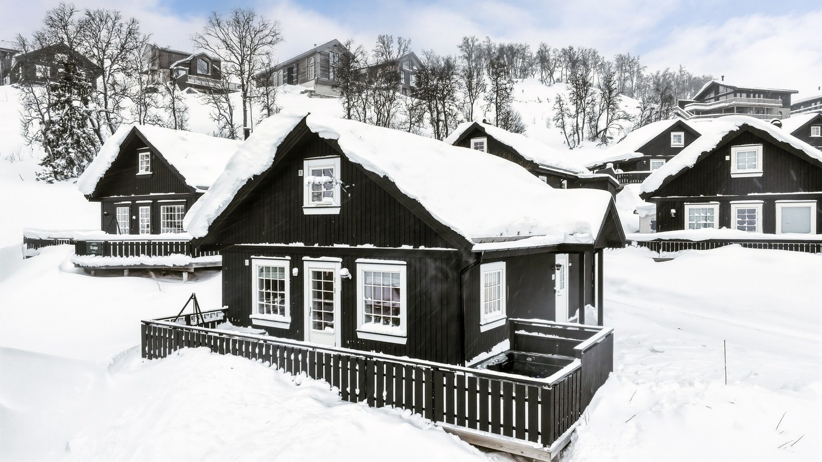 Ski inn/ut til alpinbakken. Her er det bare å spenne på seg skiene utenfor hytteveggen og skli til bakken Galleribilde