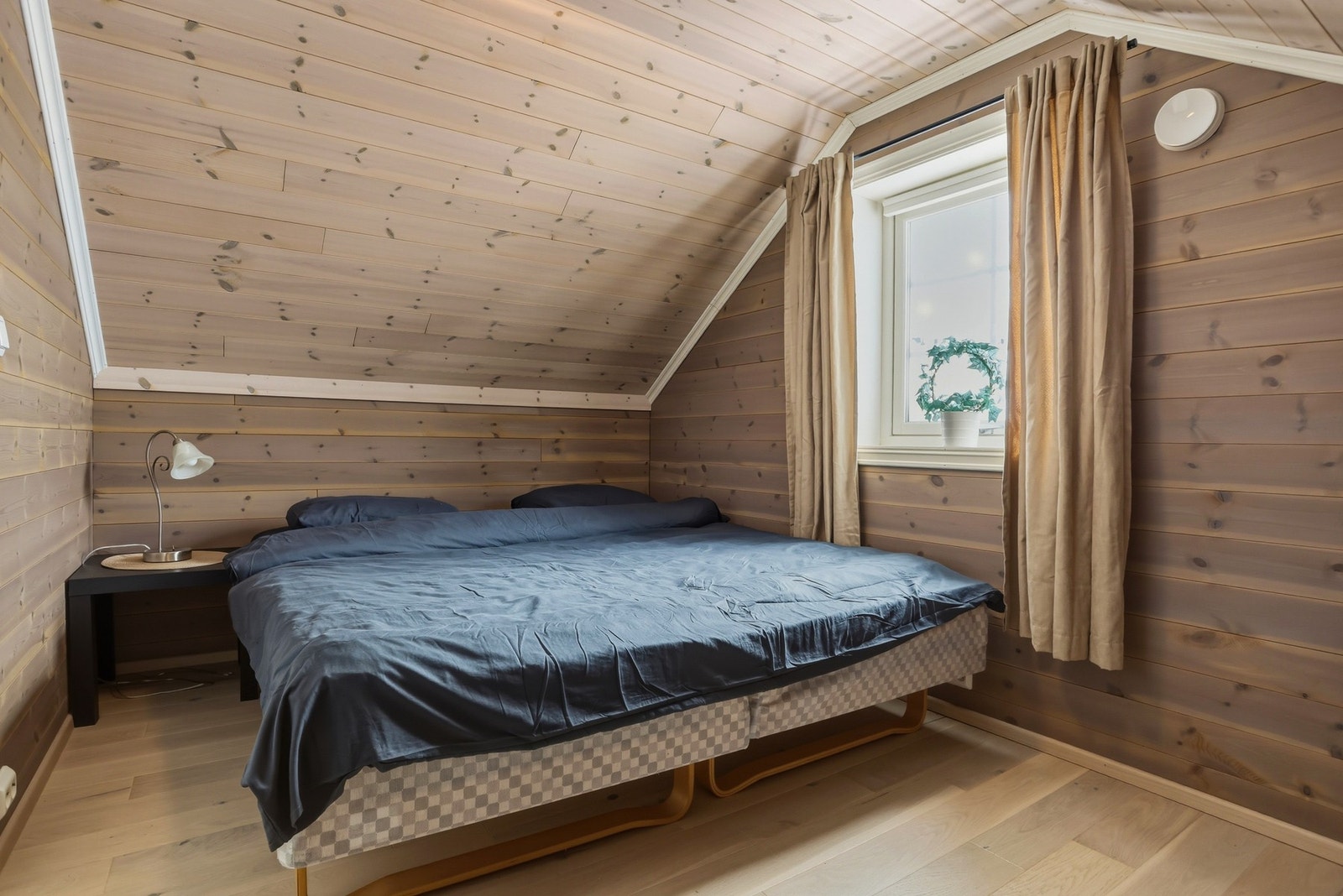 Soverom III innredet med dobbeltseng. Alle soverommene er lune og gode med beisede overflater Galleribilde