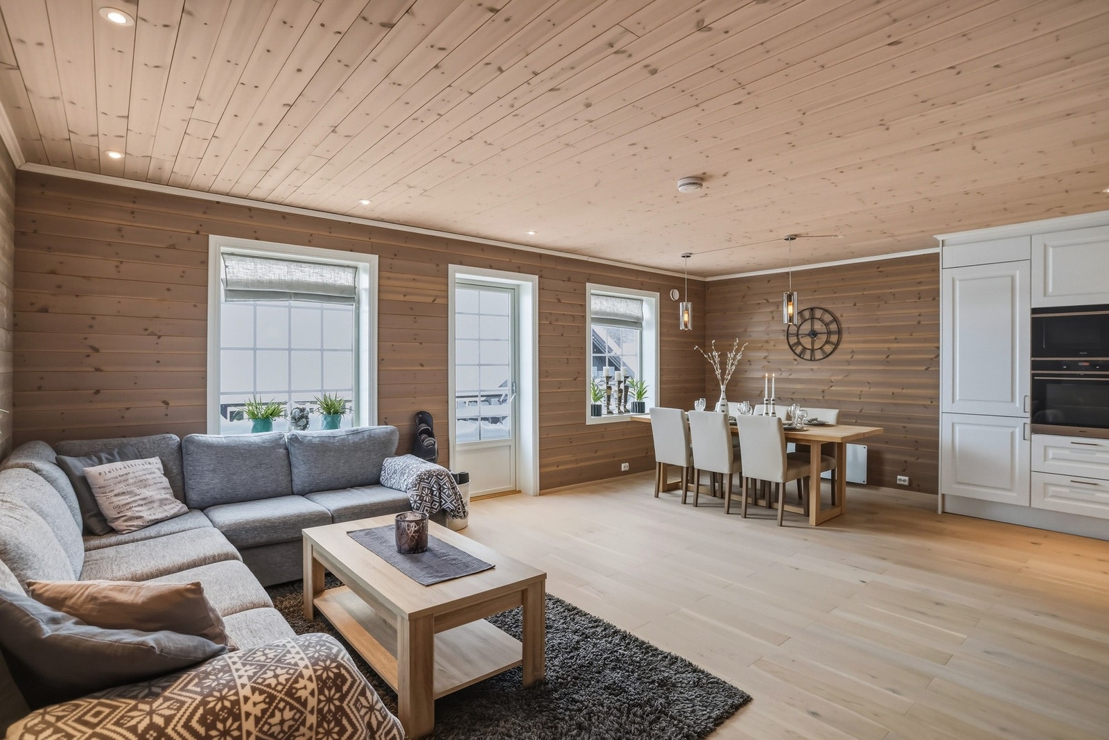 God plass til møblering av sofa- og spisegruppe Galleribilde