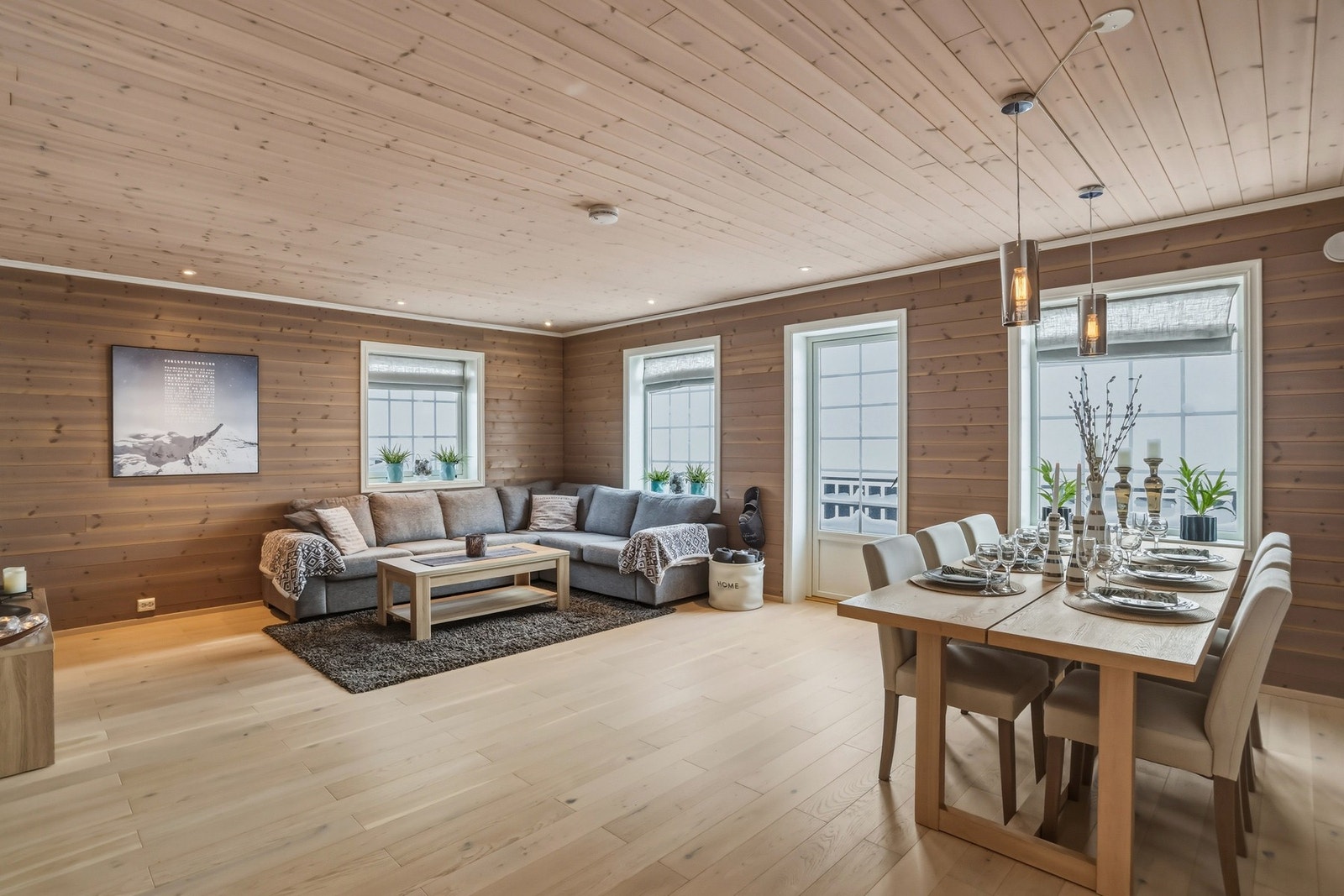 Hytta har gode vindusflater som slipper dagslyset og utsikten inn Galleribilde