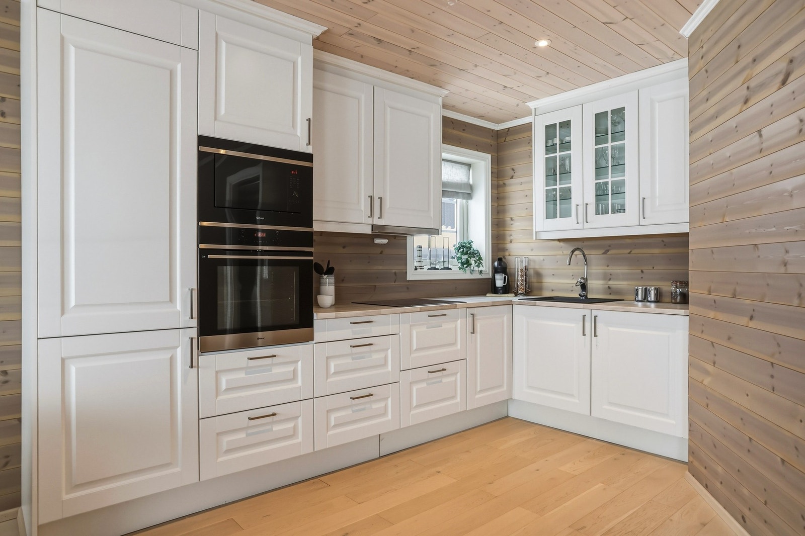 Klassisk og fint kjøkken fra Systemkjøkken. Integrert komfyr i ergonomisk høyde, platetopp, oppvaskmaskin og kjøleskap Galleribilde