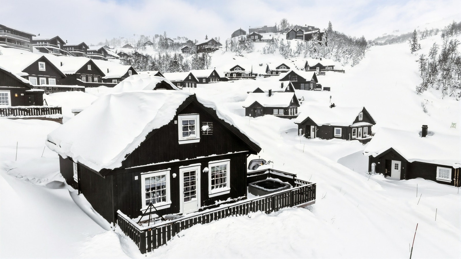 Sommerstid ligger hytta ypperlig til som utgangspunkt for toppturer, og bade- og fiskevann Galleribilde