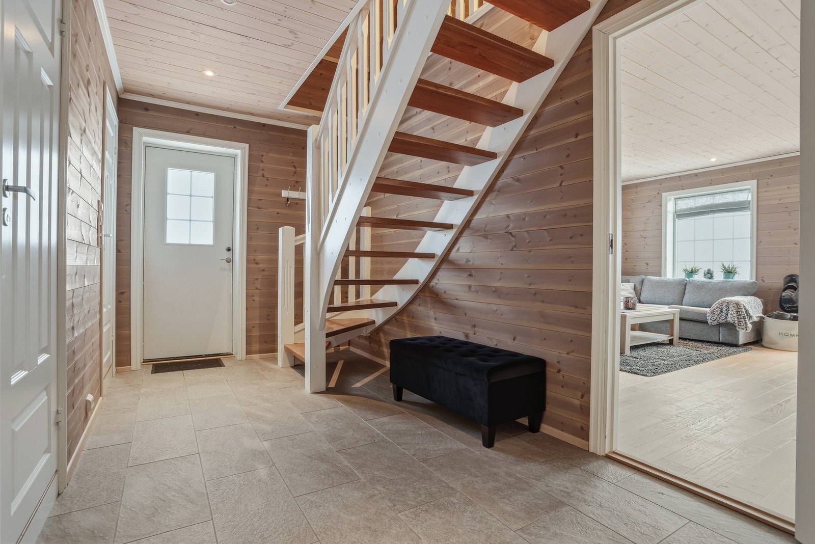 Innbydende entré, med plass til oppbevaring av yttertøy og sko. Flislagt gulv med behagelige varmekabler gir en lun velkomst Galleribilde