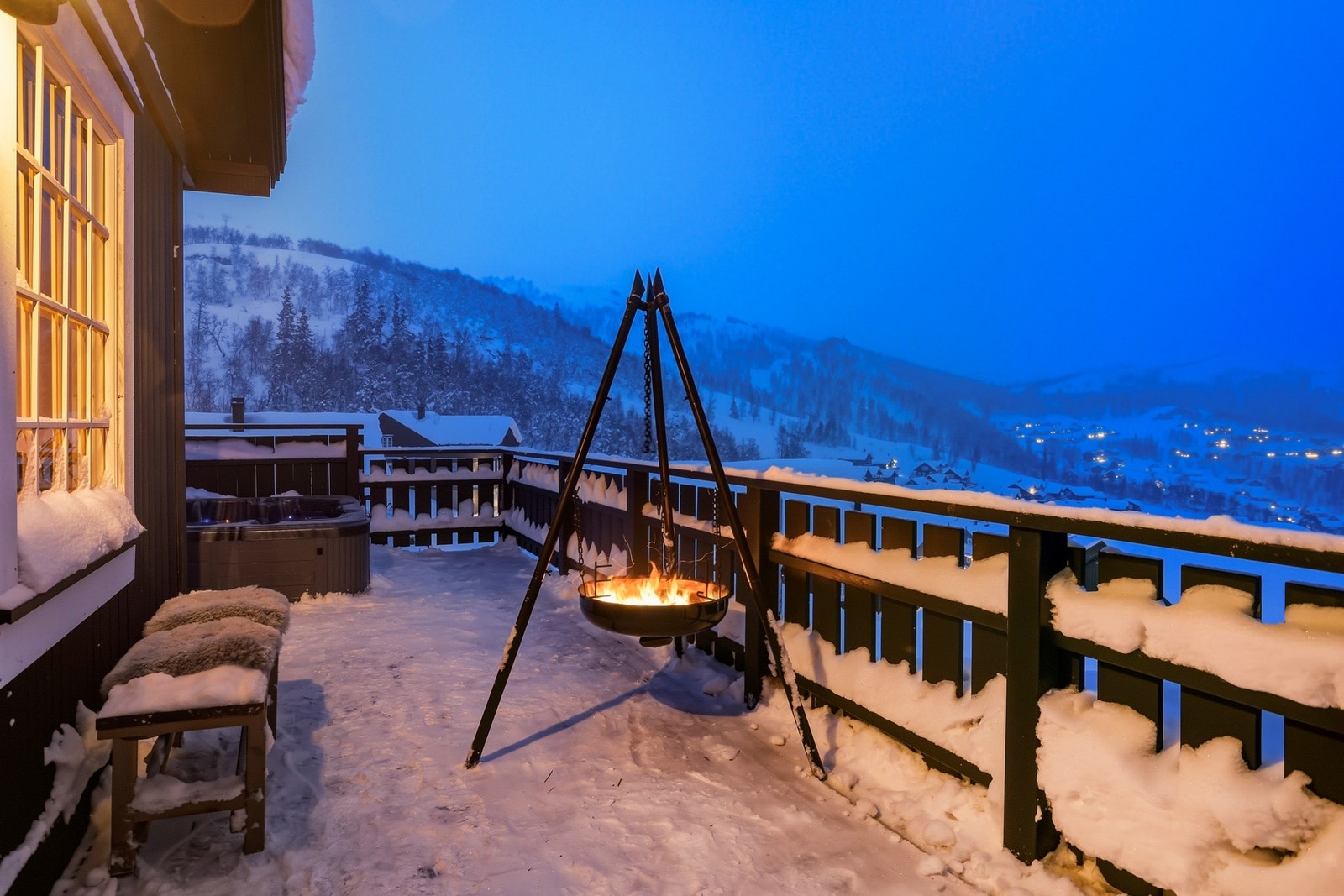 Fine uteområder, med romslig terrasse. Nydelig utsikt over Holtardalen og Raulandsfjell Galleribilde