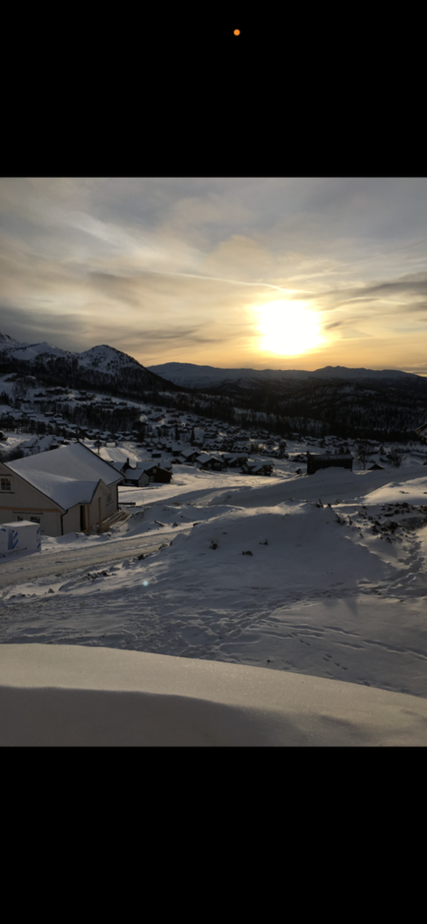 Nydelig utsikt over Holtardalen og fjellrekkene rundt (Selgers bilde) Galleribilde