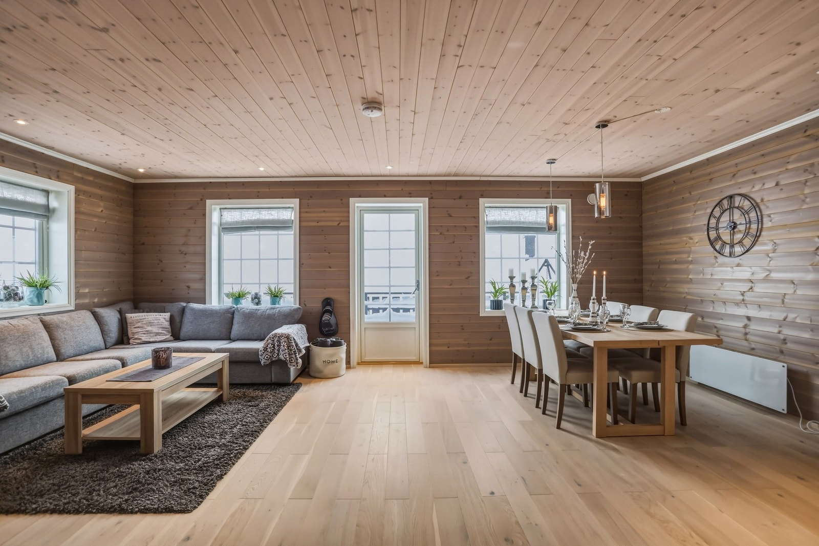 Flott stue og kjøkken i åpen løsning Galleribilde