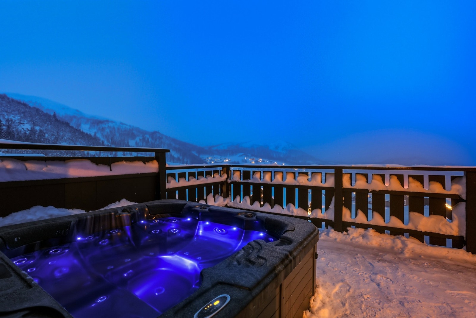 Nydelig beliggenhet i Holtardalen. Her kan man nyte sene kvelder i jacuzzien Galleribilde