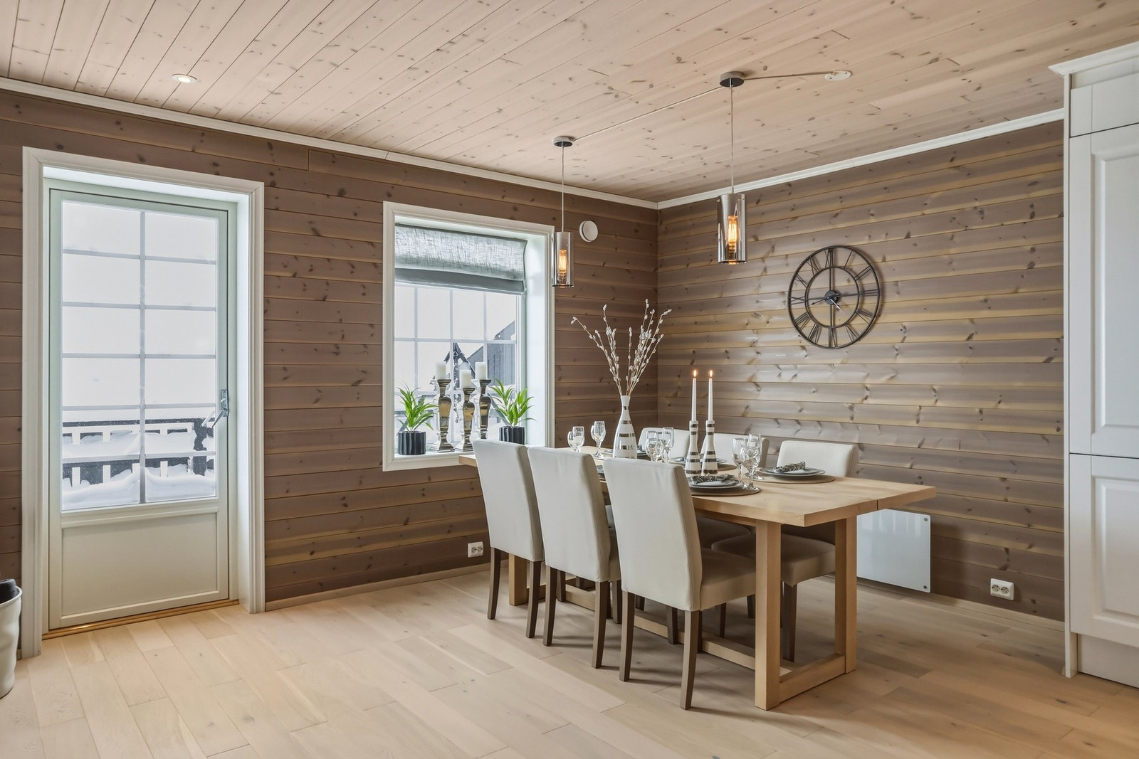 Her kan man dekke på til langbord, og invitere venner og familie til hyggelige lag. Rommet har også utgang til solrik terrasse som gjør det enkelt å ta med måltidene ut Galleribilde