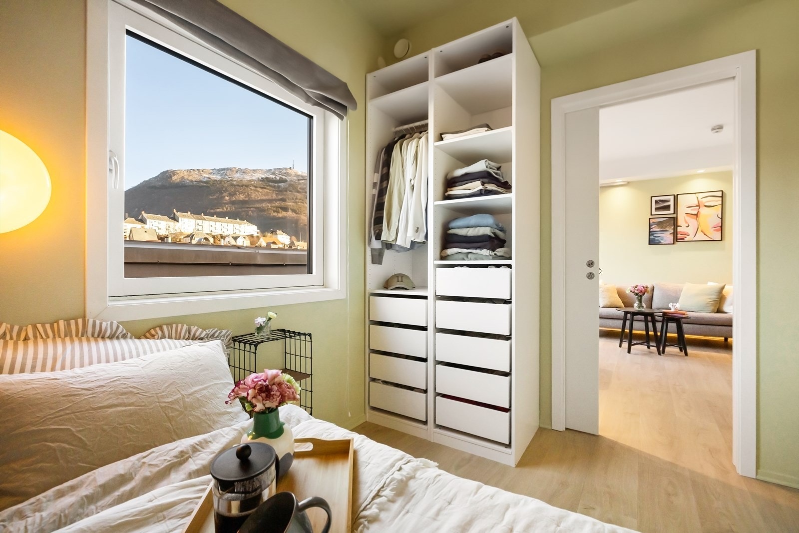 Her er det også plass til oppbevaring av klær og diverse Galleribilde