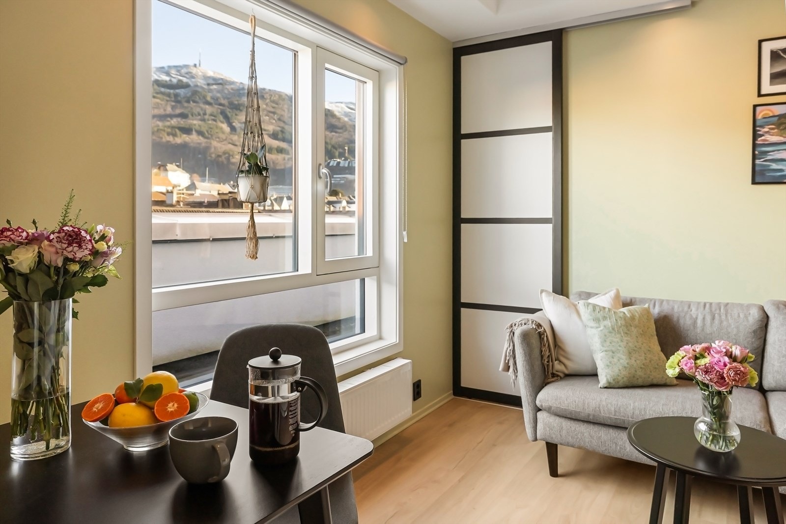 Fra frokostbordet kan man skimte opp mot vakre Ulriken Galleribilde