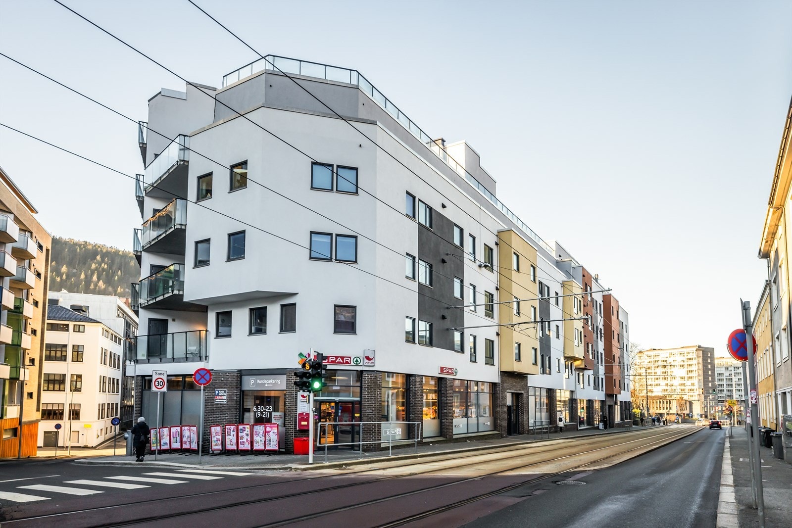 Leiligheten ligger i byggets 5 etasje med matbutikk og bybanestopp like ved Galleribilde