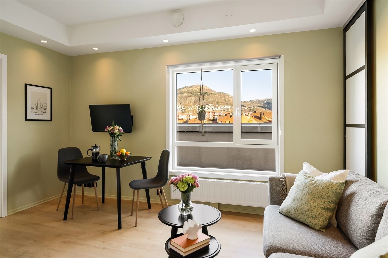 Sett deg ned og nyt den vakre utsikten over byfjellene Galleribilde