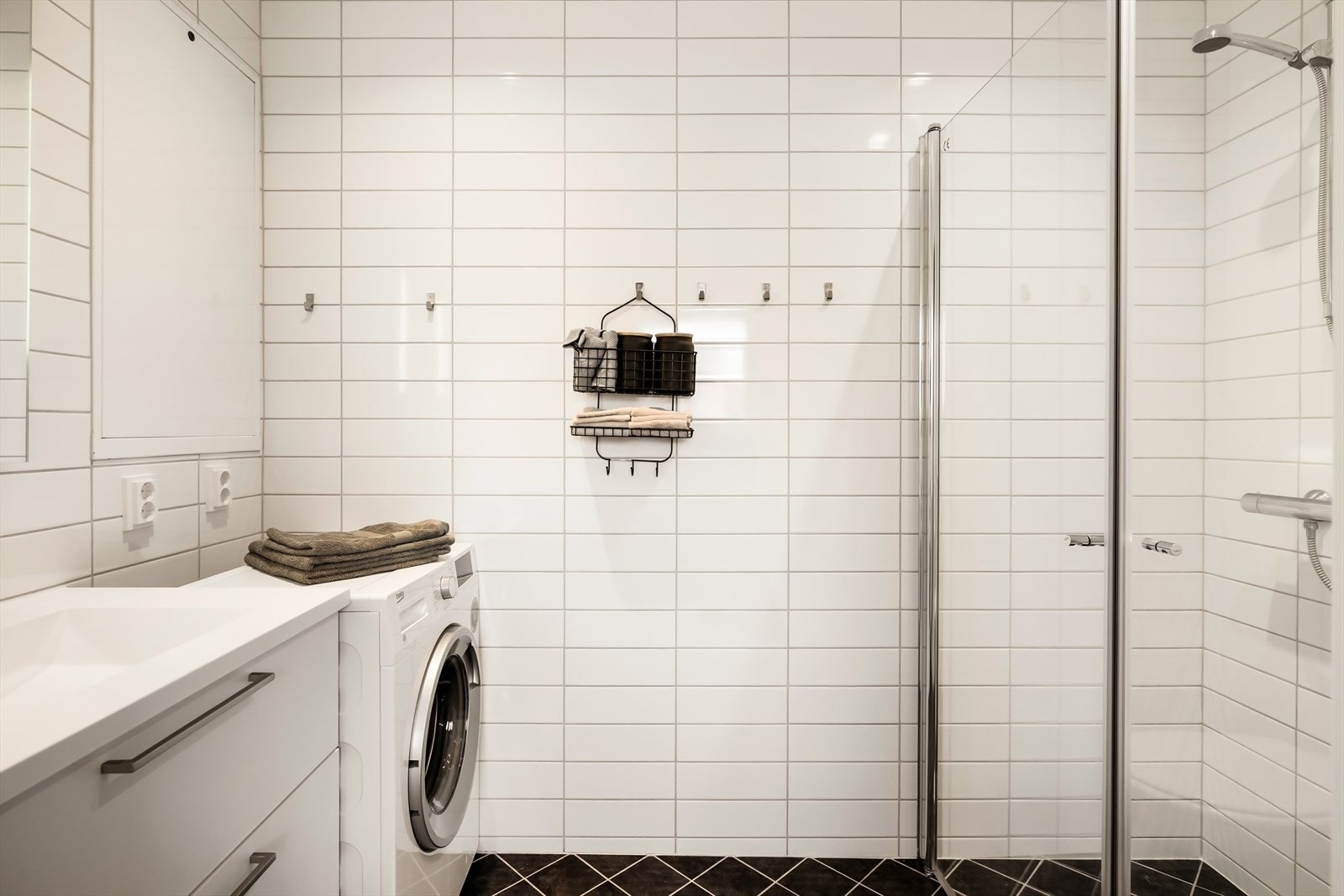 Romslig bad med god plass til vaskemaskin Galleribilde